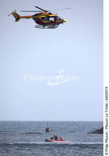 Exercice de sauvetage en mer aux Glénan. - © Philip Plisson / Plisson La Trinité / AA25374 - Nos reportages photos - Hélicoptère