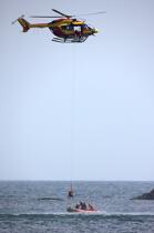 Rescue exercise at sea to Glénan. © Philip Plisson / Plisson La Trinité / AA25374 - Photo Galleries - Helicopter winching