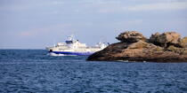L'Enez Sun, l'un des bateaux assurant la liaison avec l'île de Sein. © Philip Plisson / Plisson La Trinité / AA25388 - Nos reportages photos - Sein [Ile de]