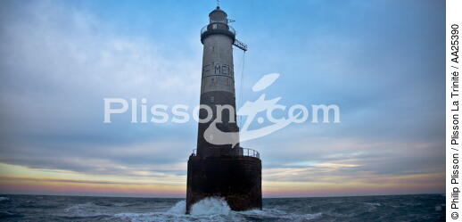 Le phare d'Ar Men dans la Chaussée de Sein. - © Philip Plisson / Plisson La Trinité / AA25390 - Nos reportages photos - Ar-Men