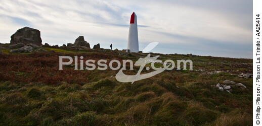 Sein island. - © Philip Plisson / Plisson La Trinité / AA25414 - Photo Galleries - Buoys and beacons