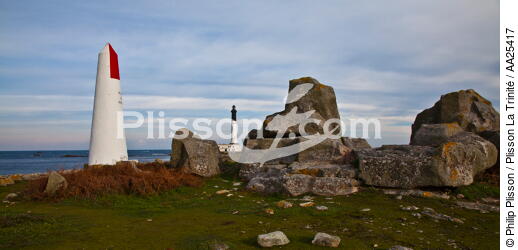 Sein island. - © Philip Plisson / Plisson La Trinité / AA25417 - Photo Galleries - Buoys and beacons