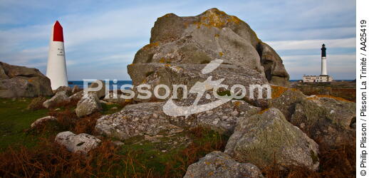 Sein island. - © Philip Plisson / Plisson La Trinité / AA25419 - Photo Galleries - Buoys and beacons