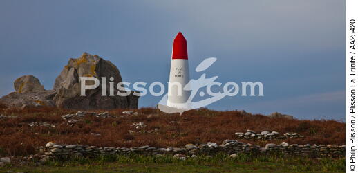 Sein island. - © Philip Plisson / Plisson La Trinité / AA25420 - Photo Galleries - Buoys and beacons