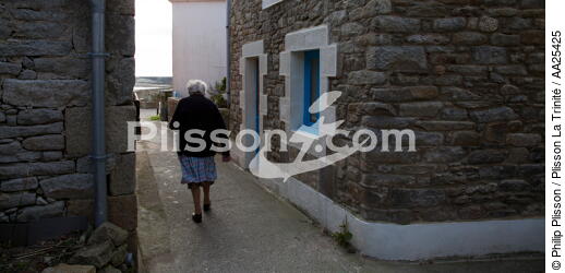 Sur l'île de Sein. - © Philip Plisson / Plisson La Trinité / AA25425 - Nos reportages photos - Femme
