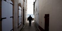 In the narrow alleys of the island of Sein. © Philip Plisson / Plisson La Trinité / AA25455 - Photo Galleries - Road transport