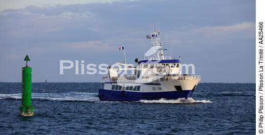 L'arrivée du bateau sur l'île de Sein. - © Philip Plisson / Plisson La Trinité / AA25466 - Nos reportages photos - Courrier
