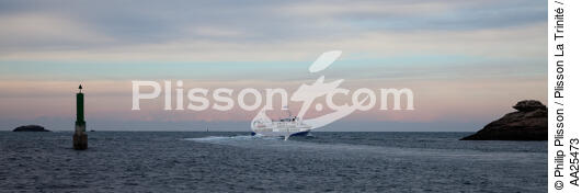 En quittant l'île de Sein. - © Philip Plisson / Plisson La Trinité / AA25473 - Nos reportages photos - Enez Sun