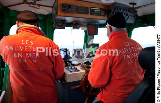 Aboard the lifeboat to the island of Sein. - © Philip Plisson / Pêcheur d’Images / AA25477 - Photo Galleries - Sea Rescue