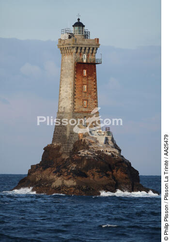 Le phare de la Vieille dans le Raz de Sein. - © Philip Plisson / Plisson La Trinité / AA25479 - Nos reportages photos - Vieille [La]