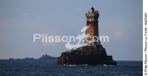 Le phare de la Vieille dans le Raz de Sein. - © Philip Plisson / Plisson La Trinité / AA25481 - Nos reportages photos - Sein [Ile de]
