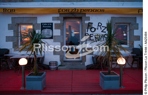Bar in the island of Sein. - © Philip Plisson / Plisson La Trinité / AA25484 - Photo Galleries - Island [29]