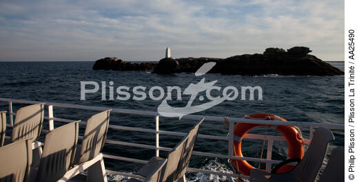 En quittant l'île de Sein. - © Philip Plisson / Plisson La Trinité / AA25490 - Nos reportages photos - Elément d'un bateau