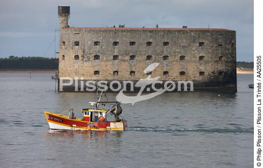 Fort-Boyard - © Philip Plisson / Plisson La Trinité / AA25505 - Nos reportages photos - Chalutier