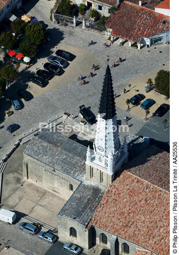 Ars en Ré - © Philip Plisson / Plisson La Trinité / AA25536 - Nos reportages photos - Eglise
