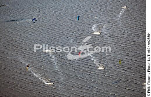 Châtelaillon plage - © Philip Plisson / Plisson La Trinité / AA25564 - Photo Galleries - Kitesurfing