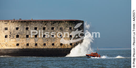Fort Boyard - © Philip Plisson / Plisson La Trinité / AA25571 - Photo Galleries - Lifeboat