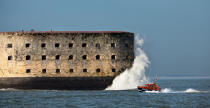 Fort Boyard © Philip Plisson / Plisson La Trinité / AA25571 - Nos reportages photos - Canot de sauvetage