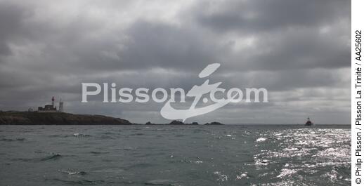 Devant la Pointe Saint-Mathieu. - © Philip Plisson / Plisson La Trinité / AA25602 - Nos reportages photos - Mer d'Iroise