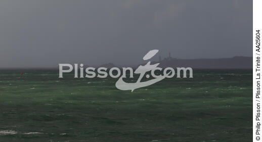 Devant la Pointe Saint-Mathieu. - © Philip Plisson / Plisson La Trinité / AA25604 - Nos reportages photos - Mer d'Iroise