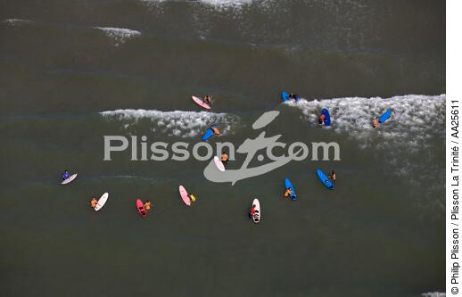 Surf lessons on Oleron. - © Philip Plisson / Plisson La Trinité / AA25611 - Photo Galleries - Surfing
