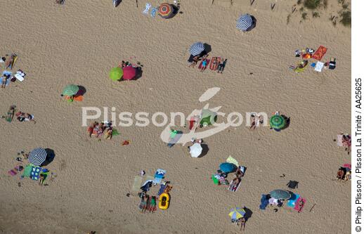 ile de Ré. - © Philip Plisson / Plisson La Trinité / AA25625 - Nos reportages photos - Parasol