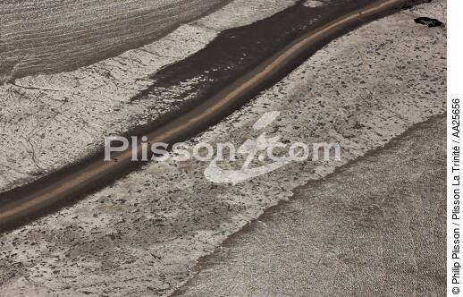 Sand connection to Madame island - © Philip Plisson / Plisson La Trinité / AA25656 - Photo Galleries - Mudbank