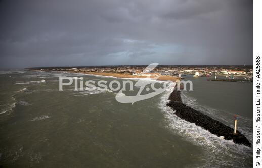 Port de La Cotinière sur Oléron - © Philip Plisson / Plisson La Trinité / AA25668 - Nos reportages photos - Digue
