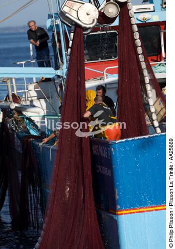 Sardine fishing in the bay of Concarneau - © Philip Plisson / Plisson La Trinité / AA25669 - Photo Galleries - Fishing nets