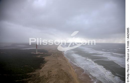 La Coubre beach - © Philip Plisson / Plisson La Trinité / AA25685 - Photo Galleries - Grey sky