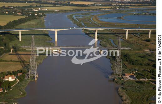 The Charante river - © Philip Plisson / Plisson La Trinité / AA25703 - Photo Galleries - River