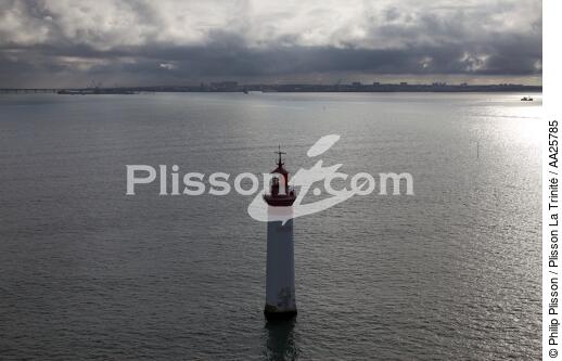 Les Chauveau lighthouse - © Philip Plisson / Plisson La Trinité / AA25785 - Photo Galleries - Backlit