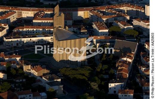 Royan - © Philip Plisson / Plisson La Trinité / AA25803 - Nos reportages photos - Eglise