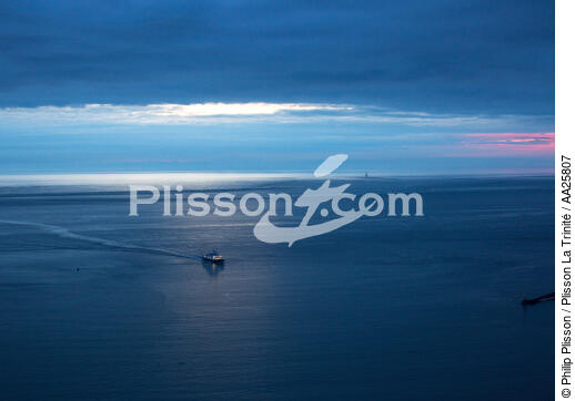 Ferry on Gironde estuary - © Philip Plisson / Plisson La Trinité / AA25807 - Photo Galleries - Estuary