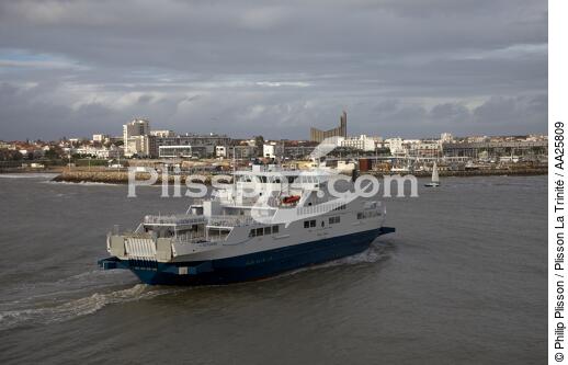 Royan - © Philip Plisson / Plisson La Trinité / AA25809 - Photo Galleries - Ferry