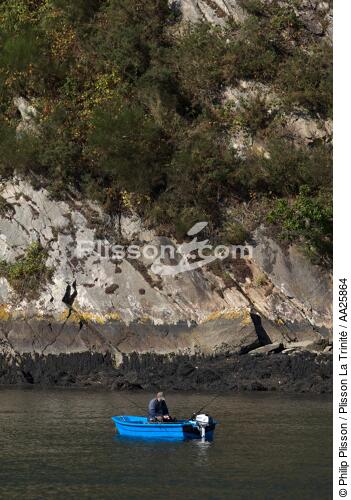 Odet river - © Philip Plisson / Plisson La Trinité / AA25864 - Photo Galleries - Fisherman
