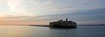 Le fort de l'Ouest devant Cherbourg. © Philip Plisson / Pêcheur d’Images / AA25949 - Nos reportages photos - De Barfleur à Granville