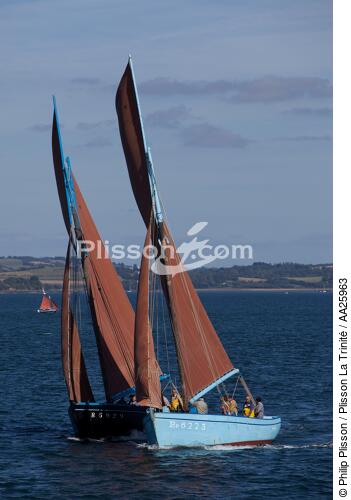 Coquiller en rade de Brest - © Philip Plisson / Plisson La Trinité / AA25963 - Nos reportages photos - Equipage