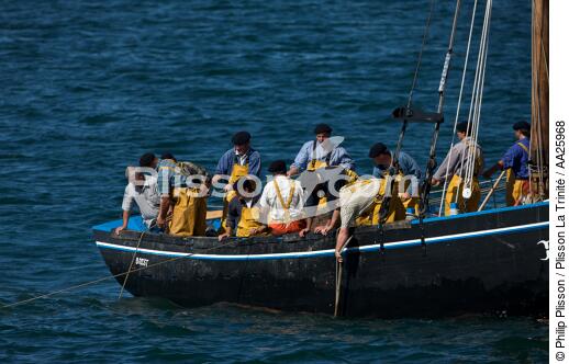 Shellfish vessel in Brest - © Philip Plisson / Plisson La Trinité / AA25968 - Photo Galleries - Crew