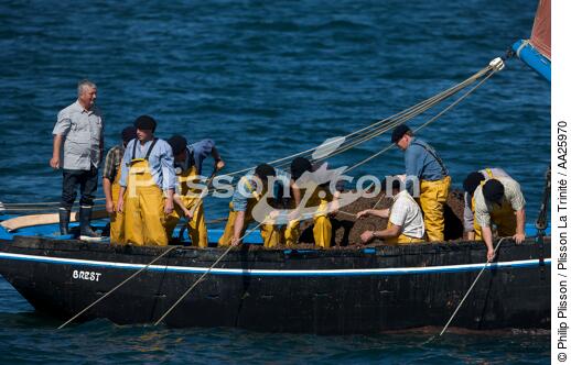 Shellfish vessel in Brest - © Philip Plisson / Plisson La Trinité / AA25970 - Photo Galleries - Crew