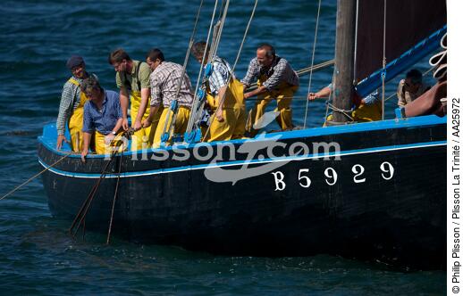 Coquiller en rade de Brest - © Philip Plisson / Plisson La Trinité / AA25972 - Nos reportages photos - Equipage
