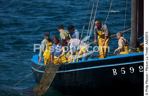 Shellfish vessel in Brest - © Philip Plisson / Plisson La Trinité / AA25973 - Photo Galleries - Crew