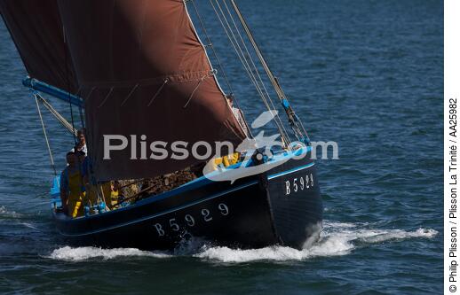 Coquiller en rade de Brest - © Philip Plisson / Plisson La Trinité / AA25982 - Nos reportages photos - Vue non aérienne