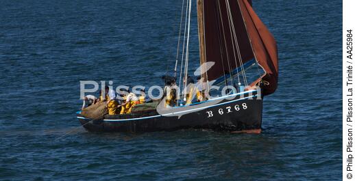 Shellfish vessel in Brest - © Philip Plisson / Plisson La Trinité / AA25984 - Photo Galleries - Brest Harbour