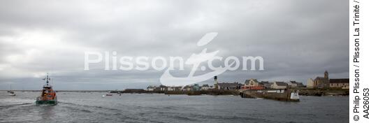 Sur l'île de Sein. - © Philip Plisson / Plisson La Trinité / AA26053 - Nos reportages photos - Canot de sauvetage