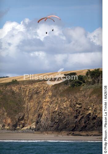 Près de Telgruc-sur-mer - © Philip Plisson / Plisson La Trinité / AA26108 - Nos reportages photos - Parapente