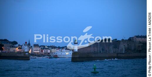 The port of Palais on Belle-Ile. - © Philip Plisson / Plisson La Trinité / AA26206 - Photo Galleries - Harbour light