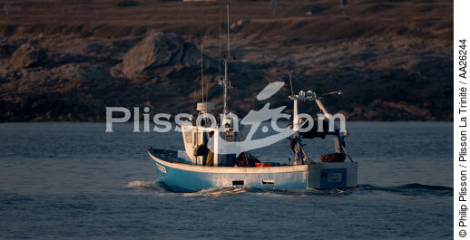 Petite pêche devant la Côte sauvage de Quiberon. - © Philip Plisson / Plisson La Trinité / AA26244 - Nos reportages photos - Bateau de pêche