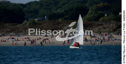 Kervilen beach - © Philip Plisson / Plisson La Trinité / AA26340 - Photo Galleries - Dinghy or small boat with centre-board