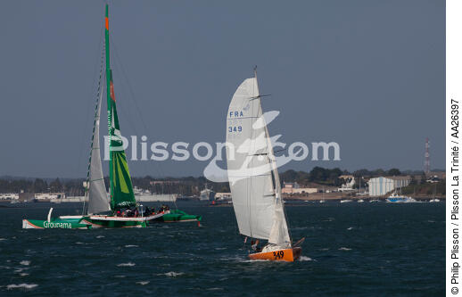 Dans la rade de Lorient. - © Philip Plisson / Plisson La Trinité / AA26397 - Nos reportages photos - Trimaran de course